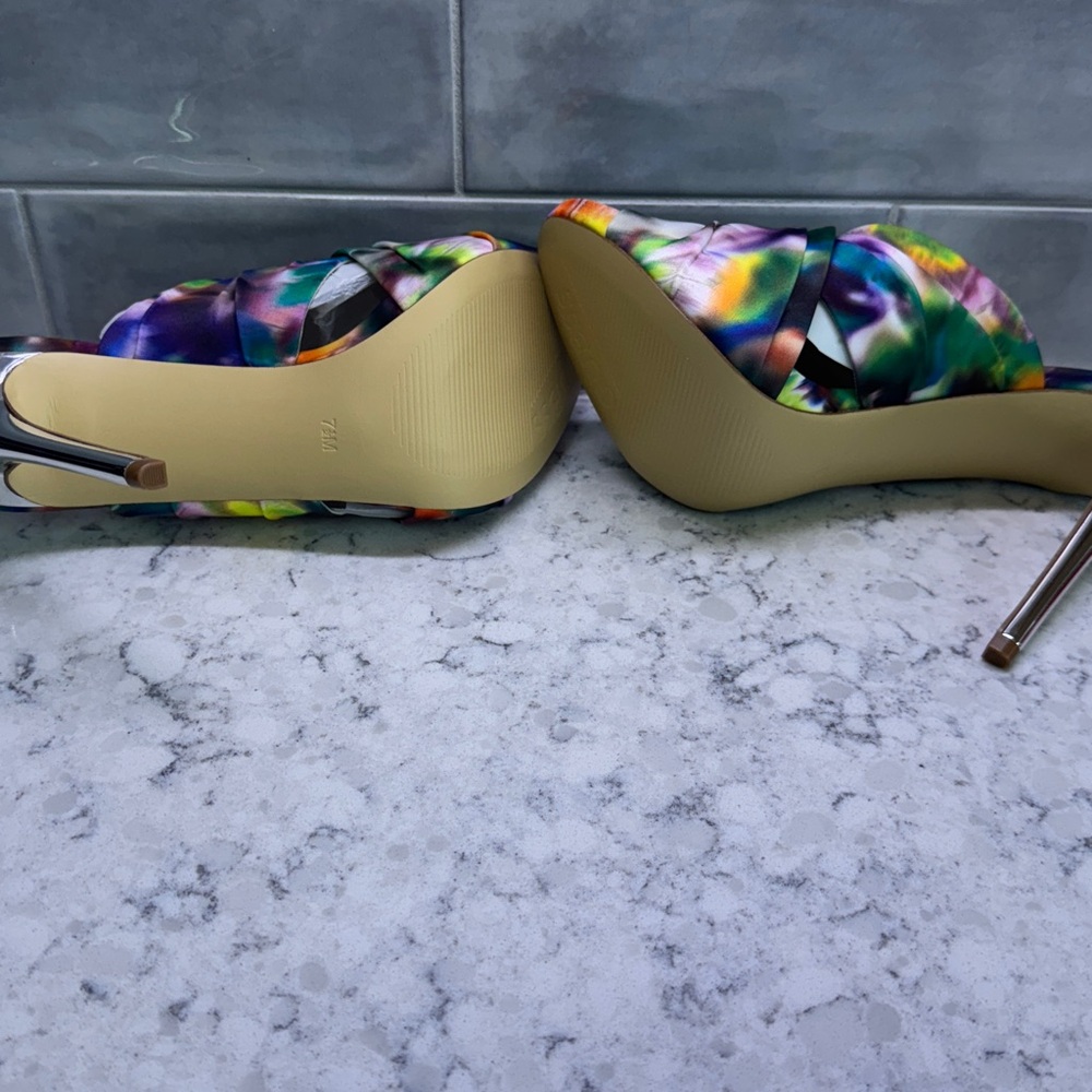 Guess Addey 2 Blue Fabric Floral Pumps Size 7.5 NIB - Picture 4 of 9